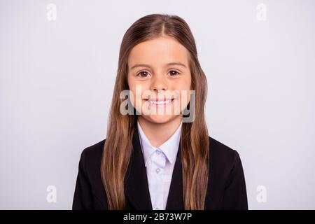 Ritratto ravvicinato di lei piacevole dolce winsome pacifico soddisfare allegro ragazza pre-teen allegra pronta di nuovo a scuola isolata sopra la luce Foto Stock