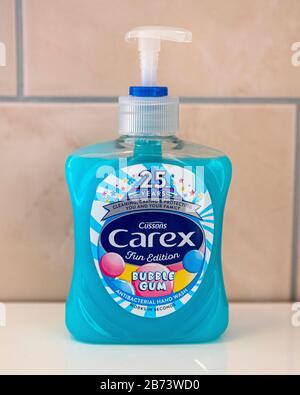 Londra, Regno Unito - 12 marzo 2020: Primo piano di Carex Liquid Soap Hand Wash in a bathroom. Foto Stock