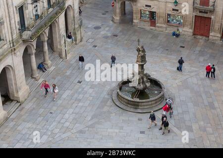 Veduta aerea della Praza das Praterías e la fontana dei cavalli simbolo dalla Cattedrale di Santiago de Compostela in Galizia, Spagna. Il Foto Stock