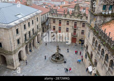 Veduta aerea della Praza das Praterías e la fontana dei cavalli simbolo dalla Cattedrale di Santiago de Compostela in Galizia, Spagna. Il Foto Stock