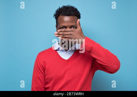 Carpentiere con scalpello che taglia la scanalatura in tavola di pino Foto Stock