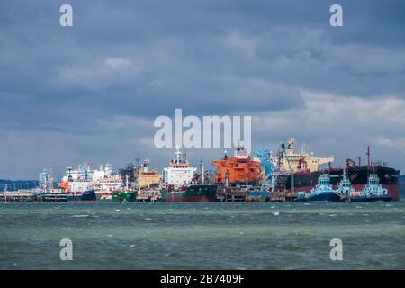 Petroliere e petroliere a gas accanto alla raffineria Fawley Oil Refinery sull'acqua di Southampton. Foto Stock