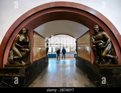 Sculture sull'arco a Piazza della Rivoluzione o alla stazione della metropolitana Ploshchad con treno sotterraneo alla piattaforma, metropolitana di Mosca, Federazione Russa Foto Stock