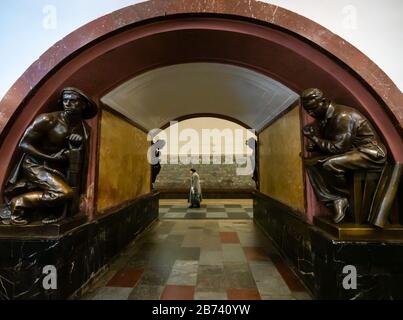 Sculture sull'arco a Piazza della Rivoluzione o alla stazione della metropolitana Ploshchad, Mosca, metropolitana o metropolitana, Federazione Russa Foto Stock