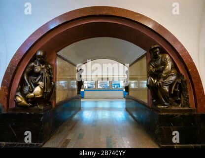 Sculture sull'arco a Piazza della Rivoluzione o alla stazione della metropolitana Ploshchad con treno sotterraneo alla piattaforma, metropolitana di Mosca, Federazione Russa Foto Stock