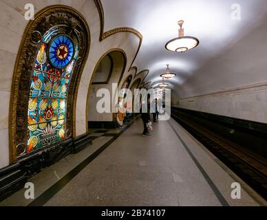 Vetrate colorate, piattaforma della stazione della metropolitana di Novoslobodskaya, conosciuta come Stazione della Cattedrale, Mosca, metropolitana o metropolitana Federazione Russa Foto Stock