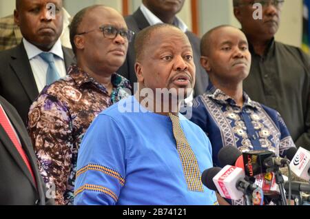 Nairobi, Kenya. 13 Marzo 2020. Mutahi Kagwe (C), segretario di gabinetto per la salute, parla durante una conferenza stampa a Nairobi, capitale del Kenya, il 13 marzo 2020. Il Ministero della Salute del Kenya ha annunciato venerdì il primo caso del paese di COVID-19, facendo sì che sia la XV nazione africana a denunciare un'infezione. Credit: Fred Mutune/Xinhua/Alamy Live News Foto Stock