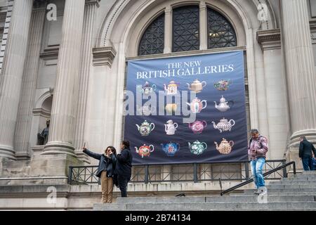 New York, Usa, 12 Mar 2020. I visitatori usano i loro telefoni mentre escono dal Metropolitan Museum of Art nella Fifth Avenue di New York poco prima del suo clos Foto Stock