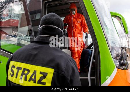 Kudowa Zdroj, Polonia. 13 Marzo 2020. Gli agenti di polizia di frontiera polacchi in tute protettive effettuano controlli medici e misurazioni della temperatura di conducenti e passeggeri provenienti dall'estero al valico di frontiera tra Polonia e Repubblica Ceca, il 13 marzo 2020, Nachod-Kudowa Zdroj, a causa delle preoccupazioni circa la diffusione del nuovo coronavirus. Credit: David Tanecek/Ctk Photo/Alamy Live News Foto Stock