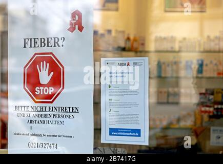 13 marzo 2020, Renania settentrionale-Vestfalia, Colonia: Su un poster presso una farmacia ai clienti con febbre è chiesto di non entrare. Il coronavirus continua a diffondersi. Foto: Oliver Berg/Dpa Foto Stock