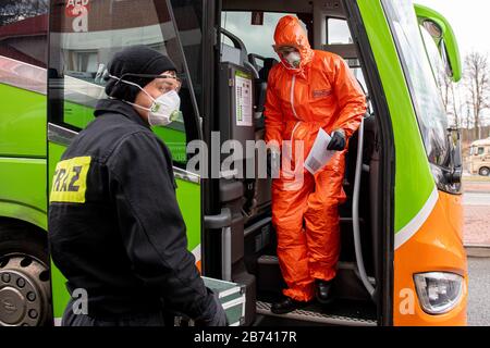 Kudowa Zdroj, Polonia. 13 Marzo 2020. Gli agenti di polizia di frontiera polacchi in tute protettive effettuano controlli medici e misurazioni della temperatura di conducenti e passeggeri provenienti dall'estero al valico di frontiera tra Polonia e Repubblica Ceca, il 13 marzo 2020, Nachod-Kudowa Zdroj, a causa delle preoccupazioni circa la diffusione del nuovo coronavirus. Credit: David Tanecek/Ctk Photo/Alamy Live News Foto Stock