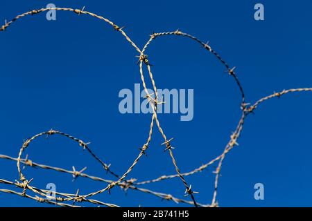 Primo piano del filo a barre contro il cielo blu Foto Stock