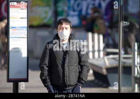 Edimburgo, Regno Unito. 13 Marzo 2020. Nella foto: Le persone hanno visto indossare maschere e coprire il naso e la bocca con le sciarpe a causa della pandemia di Coronavirus. Credit: Colin Fisher/Alamy Live News Foto Stock