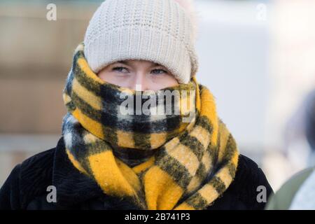 Edimburgo, Regno Unito. 13 Marzo 2020. Nella foto: Le persone hanno visto indossare maschere e coprire il naso e la bocca con le sciarpe a causa della pandemia di Coronavirus. Credit: Colin Fisher/Alamy Live News Foto Stock