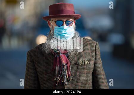 Edimburgo, Regno Unito. 13 Marzo 2020. Nella foto: Le persone hanno visto indossare maschere e coprire il naso e la bocca con le sciarpe a causa della pandemia di Coronavirus. Credit: Colin Fisher/Alamy Live News Foto Stock