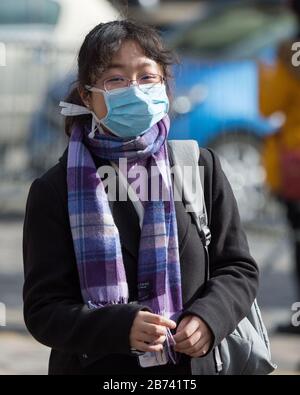 Edimburgo, Regno Unito. 13 Marzo 2020. Nella foto: Le persone hanno visto indossare maschere e coprire il naso e la bocca con le sciarpe a causa della pandemia di Coronavirus. Credit: Colin Fisher/Alamy Live News Foto Stock