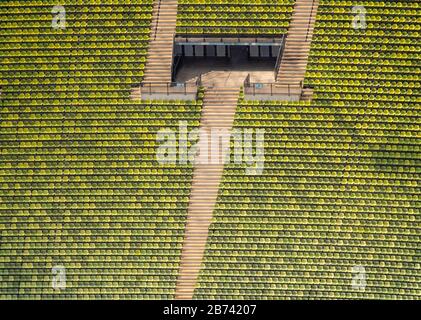 Monaco, Germania. 13 Marzo 2020. Nel Parco Olimpico si possono vedere file vuote di posti a sedere. Lo stadio ha ospitato i Giochi Olimpici del 1972. Credit: Peter Kneffel/Dpa/Alamy Live News Foto Stock
