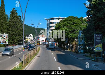 Budva, Montenegro - Giugno 10. 2019. Autostrada Adriatica - la strada principale della città Foto Stock