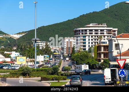 Budva, Montenegro - Giugno 10. 2019. Autostrada Adriatica - la strada principale della città Foto Stock