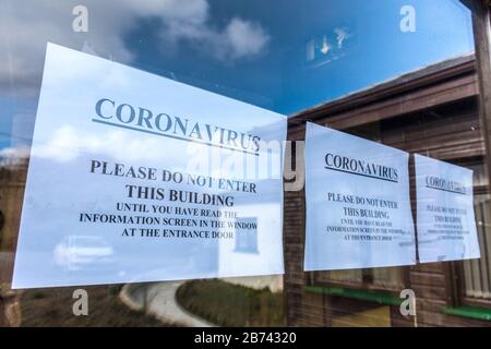 Ardara, Contea di Donegal, Irlanda. 13 marzo 2020. Consiglio di non entrare nel Centro medico di Ardara prima di leggere le informazioni di contenimento per Coronavirus, Covid-19, come le infezioni aumentano in tutta la Repubblica. Foto Stock