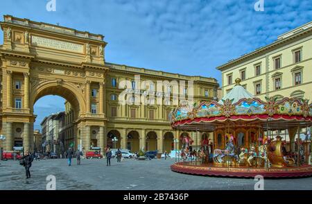 FIRENZE ITALIA PIAZZA DELLA REPUBBLICA E GRANDE ARCO O ARCO Foto Stock