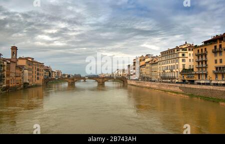FIRENZE IL PONTE VECCHIO SI AFFACCIA SUL FIUME ARNO VERSO IL PONTE SANTA TRINITA Foto Stock