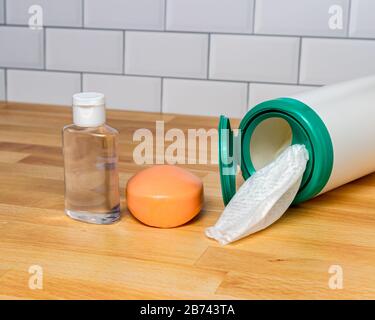 Flacone di gel igienizzante per mani, sapone da bar e salviette disinfettanti da batteri virali. Concetto di lavaggio delle mani per prevenire la diffusione di influenza e covid-19 coronavirus Foto Stock