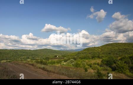 Paesaggio di montagna Crimea in estate con una strada rurale vuota Foto Stock