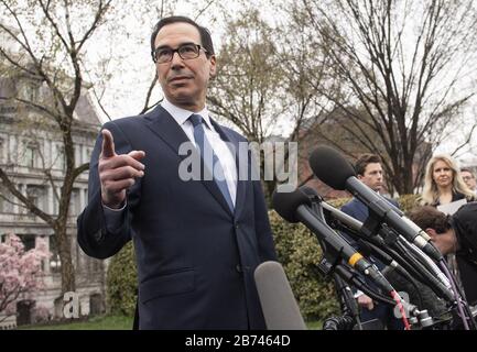 Washington, Stati Uniti. 13 Marzo 2020. I giornalisti ascoltano il Segretario del Tesoro Steven Mnuchin mentre informava i giornalisti su un possibile pacchetto di aiuti sulla scia del Coronavirus e della recente recessione del mercato, alla Casa Bianca di Washington, DC, il 13 marzo 2020. Foto di Kevin Dietsch/UPI Credit: UPI/Alamy Live News Foto Stock
