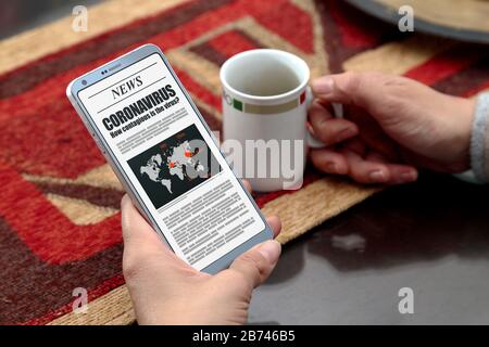 Coronavirus News. Donna con smartphone nelle sue mani. Pagina del giornale online sullo schermo. Foto Stock