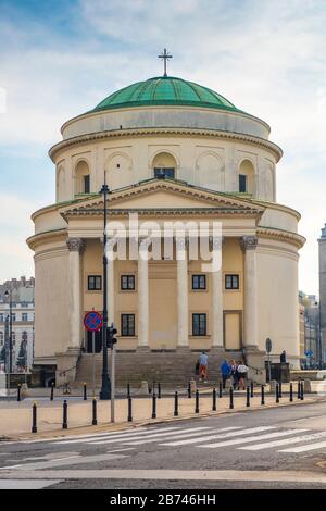 Varsavia, Mazovia / Polonia - 2019/10/26: Chiesa di San Alessandro del XIX secolo - Kosciol sw. Aleksandra - sulle tre croci Piazza nel centro storico Foto Stock