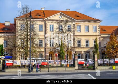 Varsavia, Mazovia / Polonia - 2019/10/26: Istituto di Varsavia per l'edificio principale dei sordi - Instutut Gluchoniemych - presso la Piazza delle tre croci Foto Stock