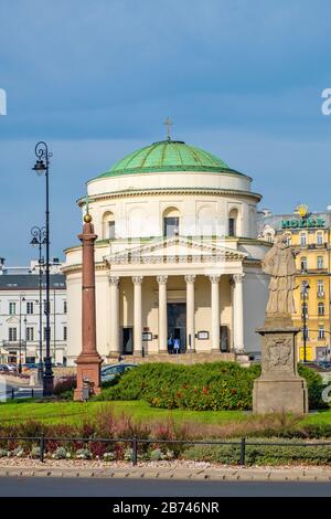 Varsavia, Mazovia / Polonia - 2019/10/26: Chiesa di San Alessandro del XIX secolo - Kosciol sw. Aleksandra - sulle tre croci Piazza nel centro storico Foto Stock