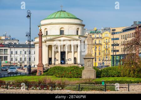 Varsavia, Mazovia / Polonia - 2019/10/26: Chiesa di San Alessandro del XIX secolo - Kosciol sw. Aleksandra - sulle tre croci Piazza nel centro storico Foto Stock