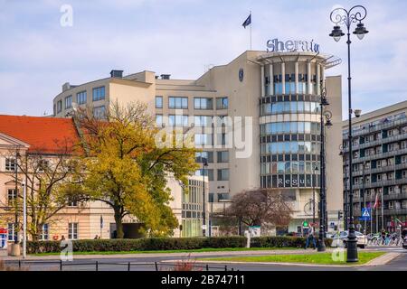 Varsavia, Mazovia / Polonia - 2019/10/26: Sheraton Grand Warsaw Hotel at the 2, Prusa Street adiacente alla Piazza delle tre croci nel centro storico della città Foto Stock