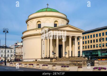 Varsavia, Mazovia / Polonia - 2019/10/26: Chiesa di San Alessandro del XIX secolo - Kosciol sw. Aleksandra - sulle tre croci Piazza nel centro storico Foto Stock