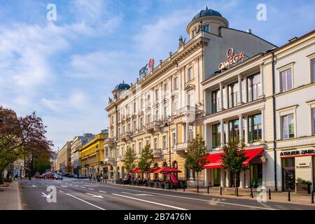 Varsavia, Mazovia / Polonia - 2019/10/26: Casa dei grifoni - Kamienica pod Gryfami - tenimento neo-rinascimentale presso la Piazza delle tre croci nel centro della città Foto Stock