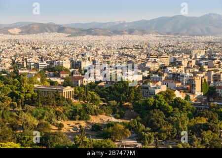 Vista di Atene dall'Acropoli. Luoghi famosi di Atene - capitale della Grecia. Monumenti antichi. Foto Stock