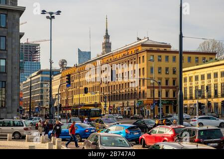 Varsavia, Mazovia / Polonia - 2019/10/26: Centro di Varsavia con la rotonda de Gaulle, viale Aleje Jerozolimskie Cultura e Palazzo della Scienza Foto Stock