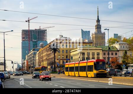 Varsavia, Mazovia / Polonia - 2019/10/26: Centro di Varsavia con la rotonda de Gaulle, viale Aleje Jerozolimskie Cultura e Palazzo della Scienza Foto Stock