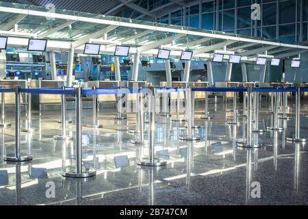 Banchi di check-in vuoti presso il terminal dell'aeroporto. Foto Stock