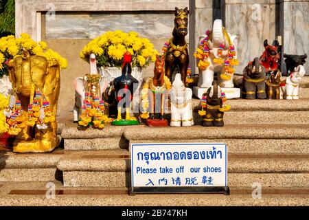 Cartello sulle scale di Pho Khun Ngam Muang monumento, Phayao, Thailandia Foto Stock