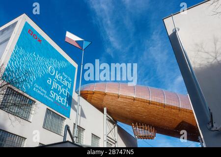 PRAGA - 2 Marzo: Galleria DOX, Centro di Arte Contemporanea il 2 Marzo 2020 a Praga, Repubblica Ceca. Nave aerea di legno, parte dello spazio della galleria. Foto Stock