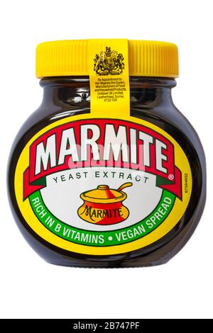 Vasetto di estratto di lievito di Marmite spalmato arricchito con vitamine B vegan sparso isolato su sfondo bianco, - Royal warrant Foto Stock