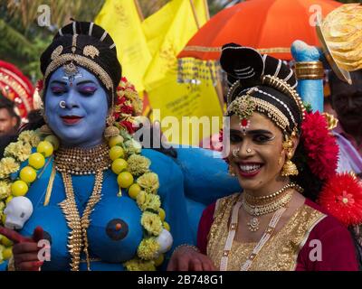 I ballerini classici di Kathakali raffiguranti dei indù si esibiscono nel festival del tempio, Kumarakom, Kerala, India meridionale Foto Stock