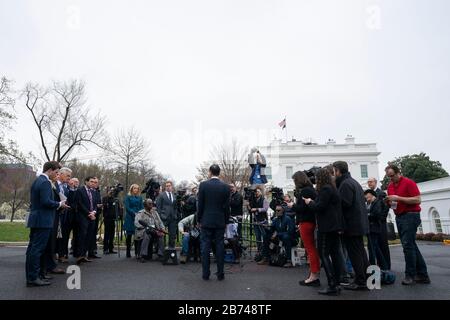 Il Segretario del Tesoro degli Stati Uniti Steven T. Mnuchin parla ai membri dei media a seguito di un'intervista televisiva al di fuori della Casa Bianca a Washington, DC, USA, venerdì 13 marzo 2020. Credito: Stefani Reynolds/CNP /MediaPunch Foto Stock