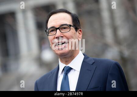 Washington, DC, USA. 13 Marzo 2020. Il Segretario del Tesoro degli Stati Uniti Steven T. Mnuchin parla ai membri dei media a seguito di un'intervista televisiva al di fuori della Casa Bianca a Washington, DC, USA, venerdì 13 marzo 2020. Credit: Stefani Reynolds/CNP | usage worldwide Credit: DPA/Alamy Live News Foto Stock