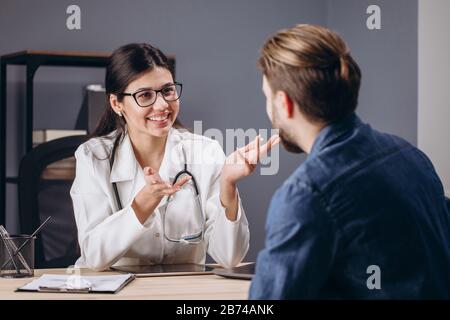 MD avere una piacevole conversazione con il paziente guarito Foto Stock