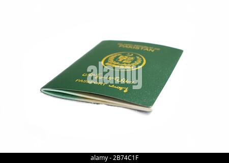 Pakistan passaporto internazionale di viaggio su sfondo bianco Foto Stock