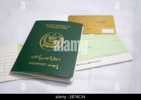 Pakistan passaporto internazionale di viaggio su sfondo bianco Foto Stock